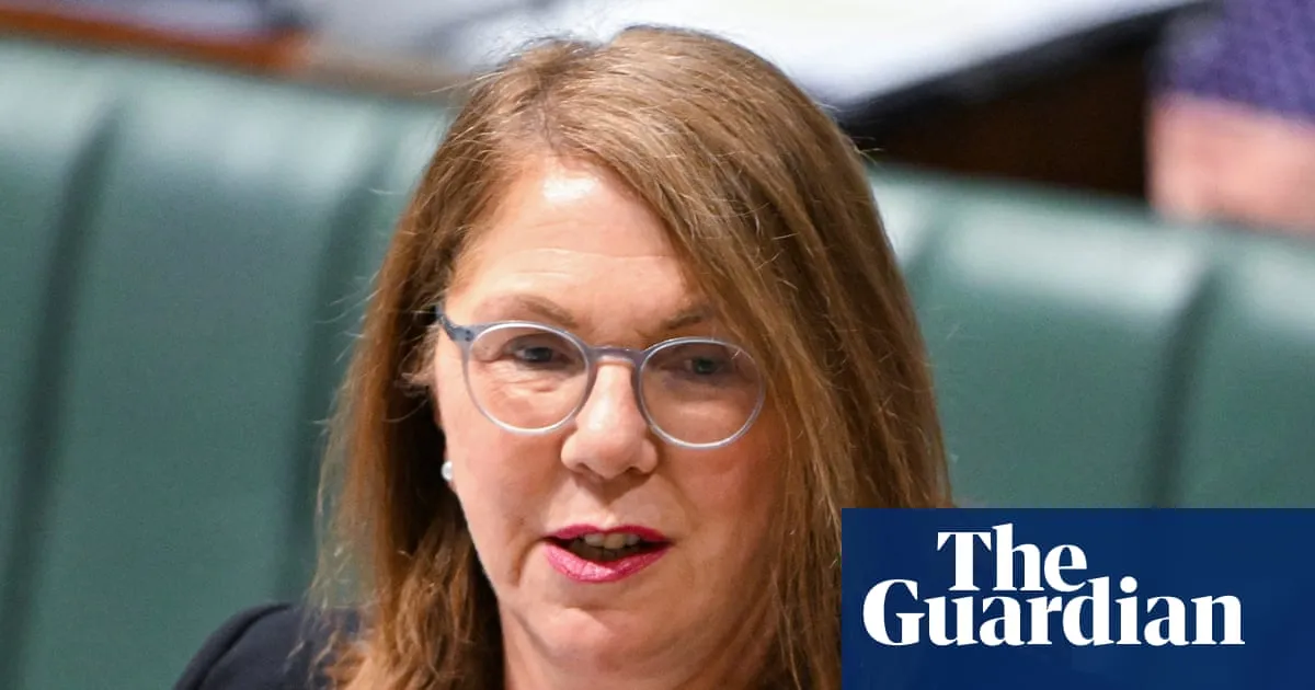 Albanese government abandons beleaguered inland rail project connecting NSW with Queensland