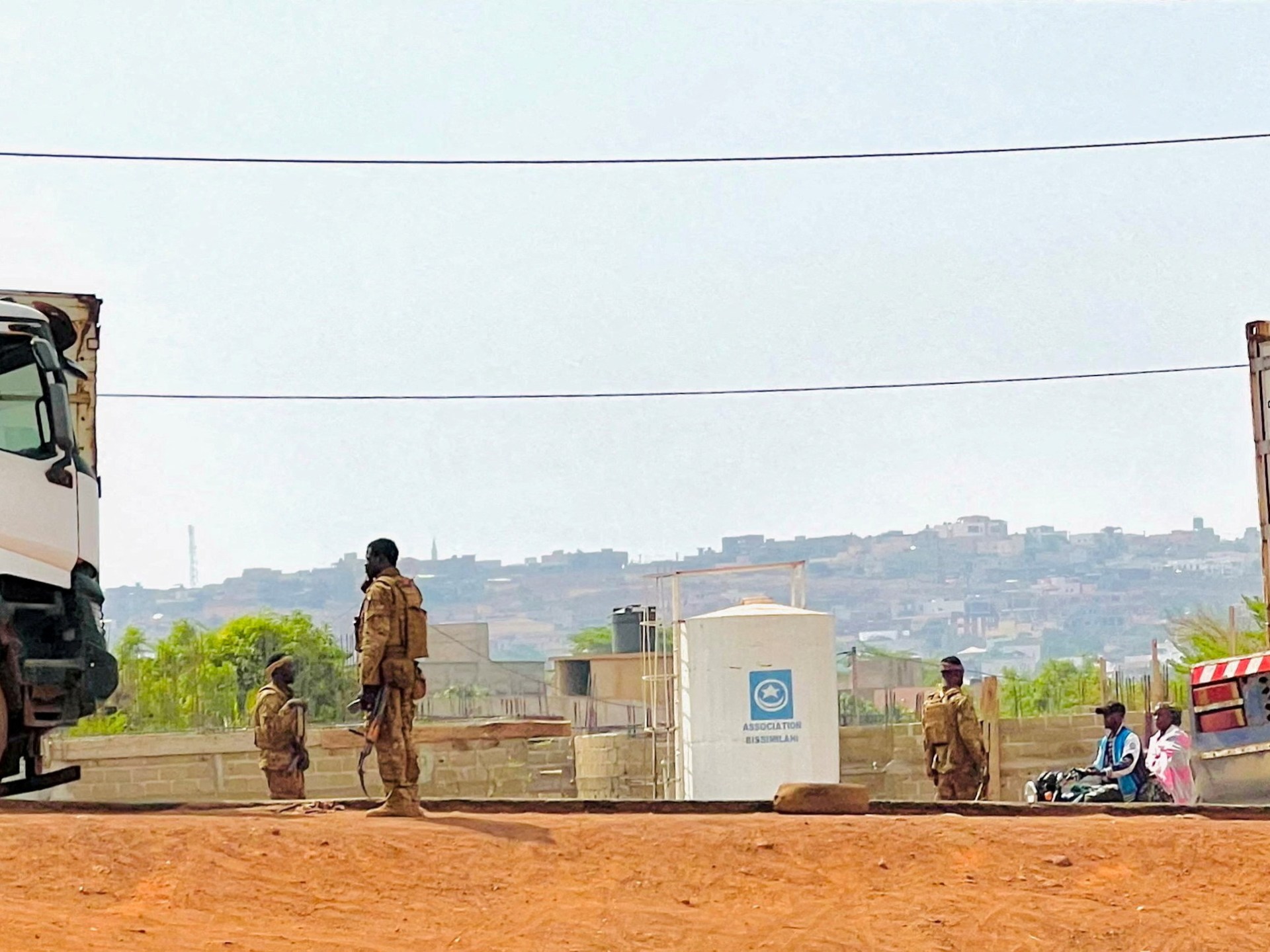 Al-Qaeda-linked fighters storm Mali prison, block food supplies to Bamako