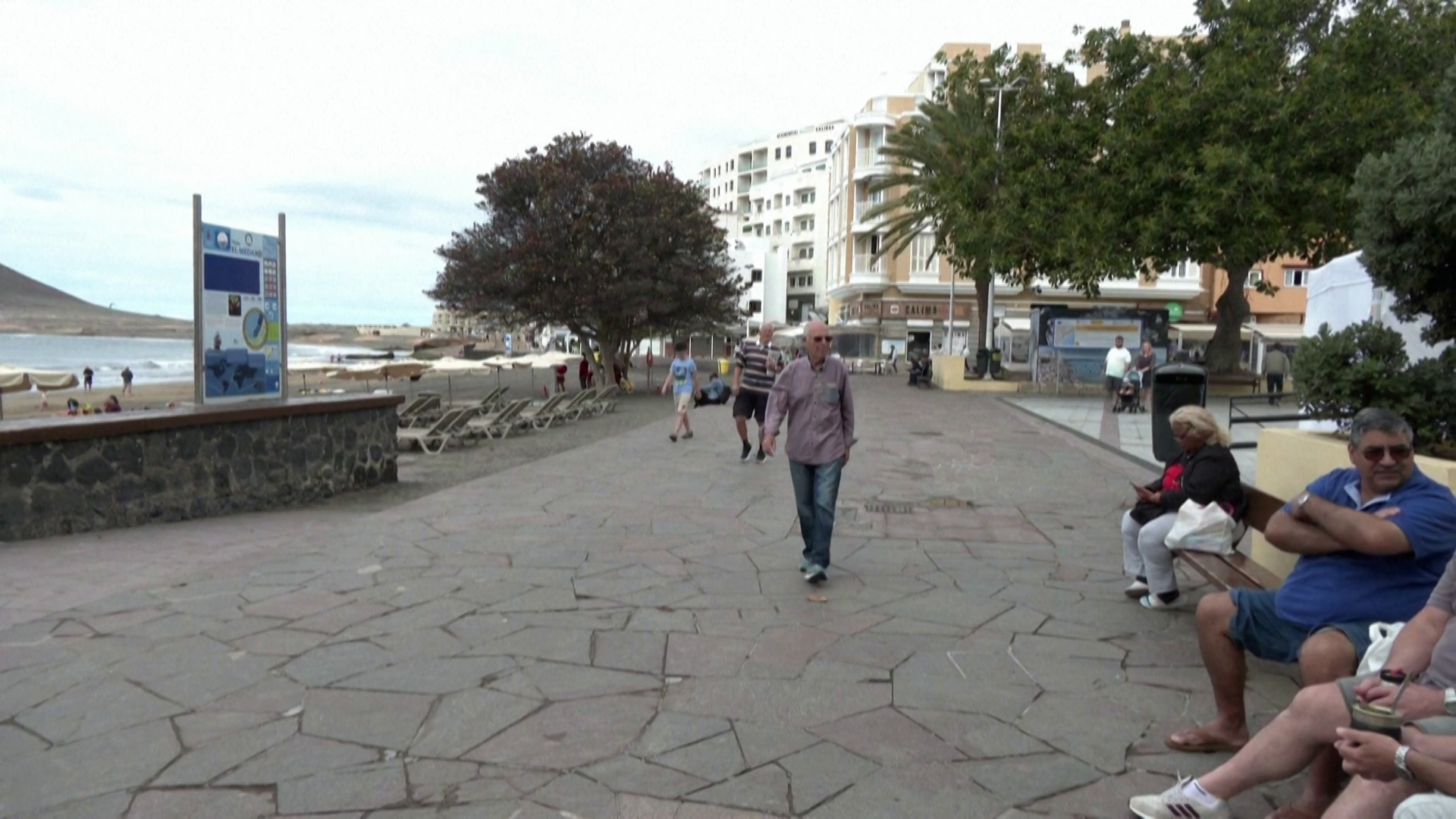 Tenerife resort town awaits hantavirus-hit cruise ship