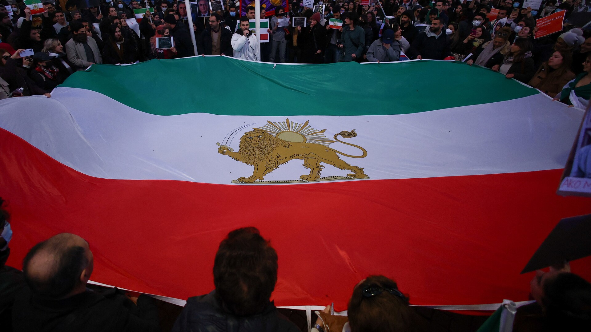 Who are the exiled Iranian groups backing US intervention?