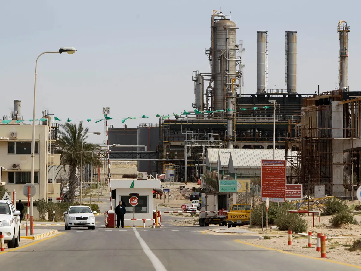 Libya’s largest oil refinery halts operations during fighting