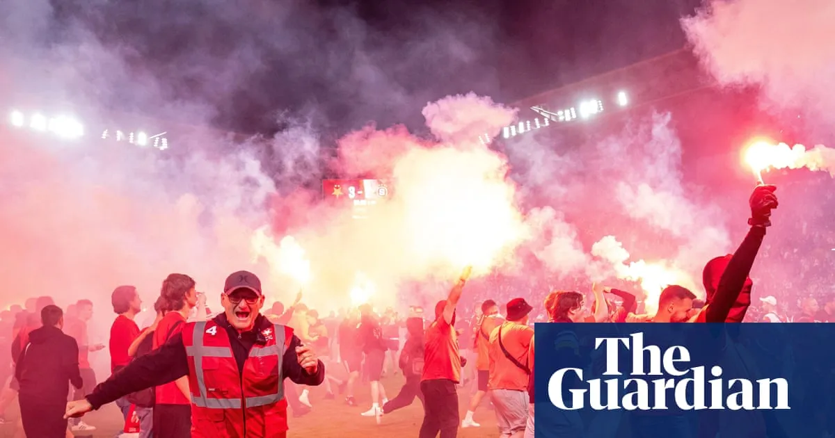 Prague derby abandoned after fans storm pitch with Slavia seconds from title