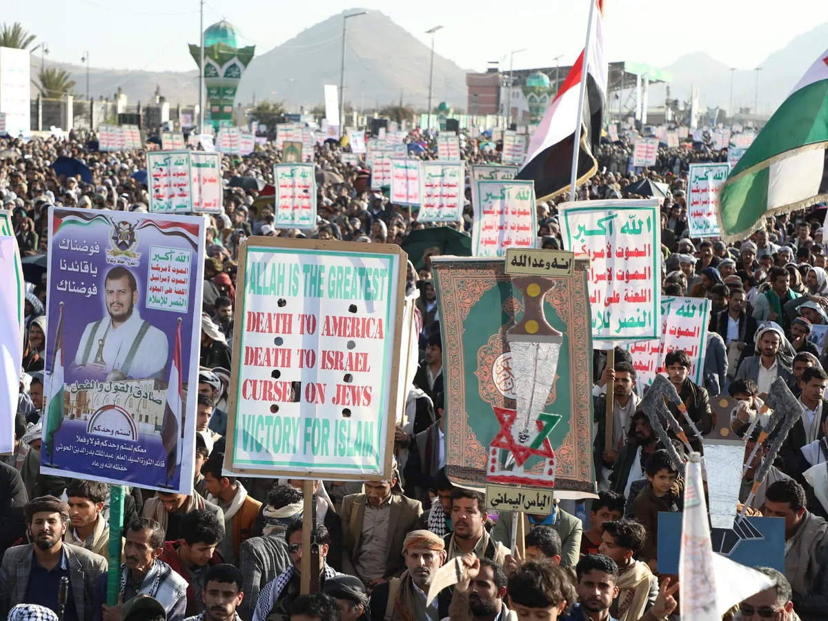 Is the Yemeni government getting ready to attack the Houthis?