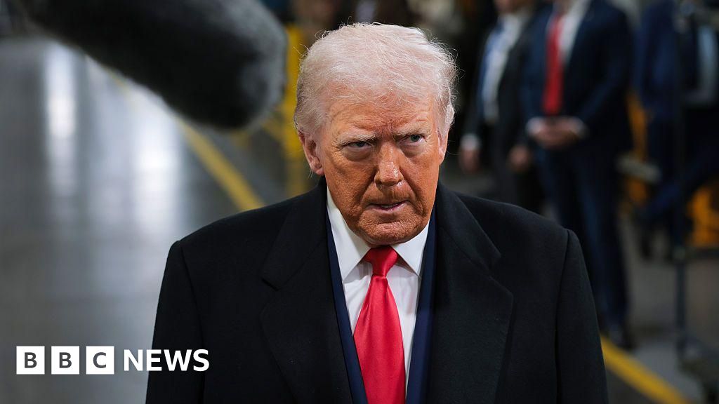 'Appropriate and unambiguous': White House defends Trump over middle-finger gesture at heckler