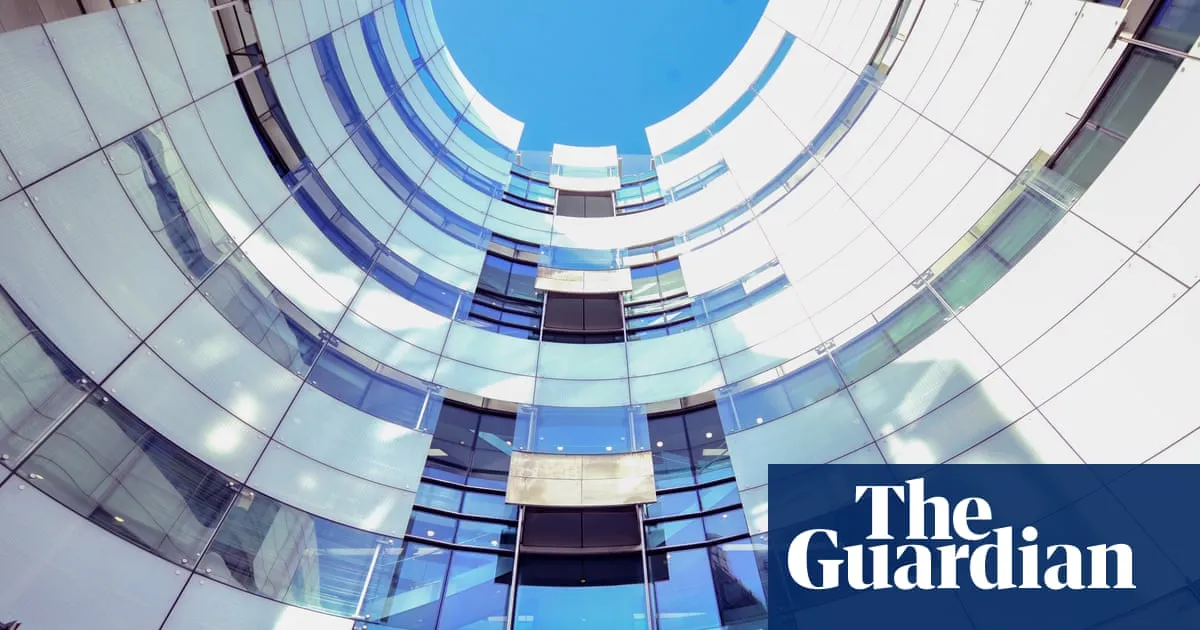 BBC staff fear meagre pay rise after bosses forgo own increase