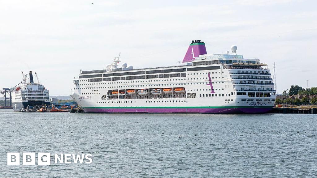 More than 1,000 passengers held on cruise after gastrointestinal illness outbreak