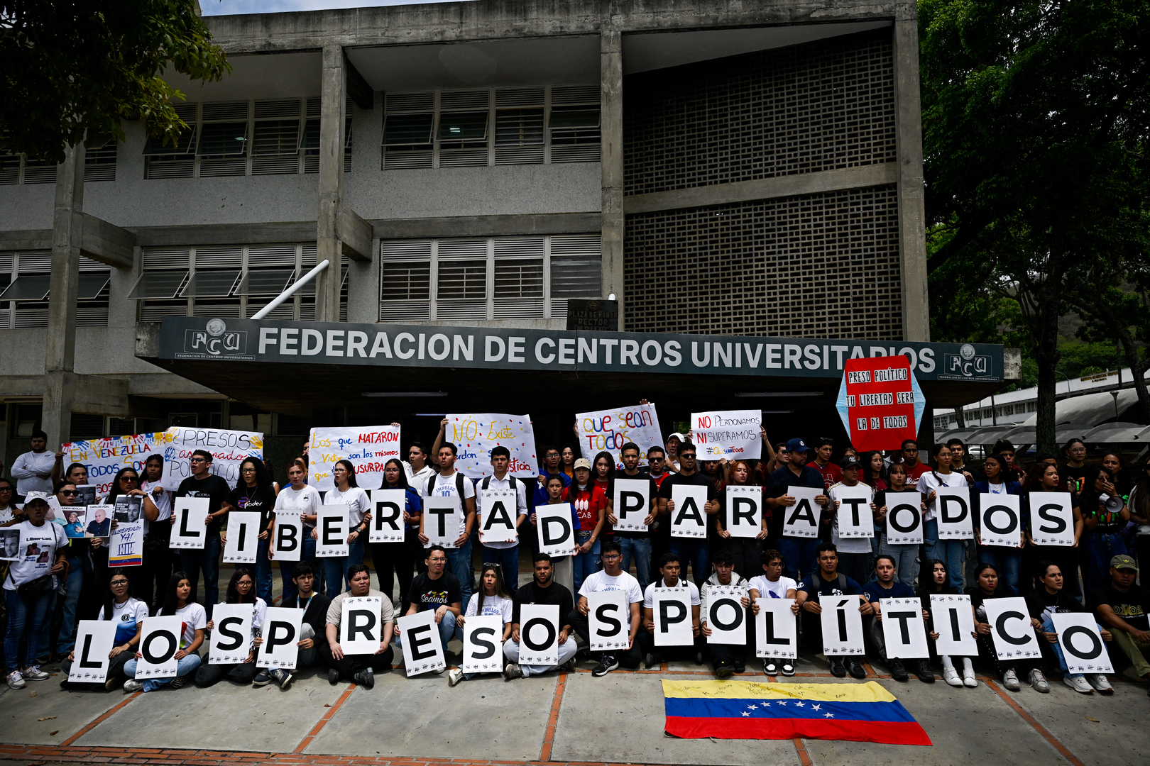 Students in Caracas to demand release of political prisoners