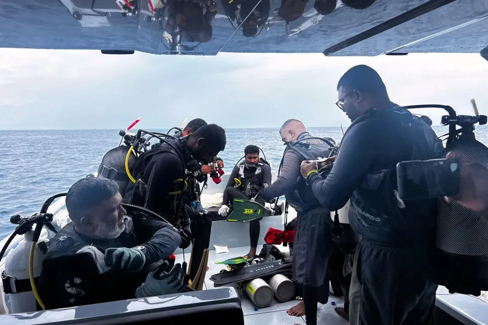 A Maldivian military diver has died while searching for the bodies of four Italian divers