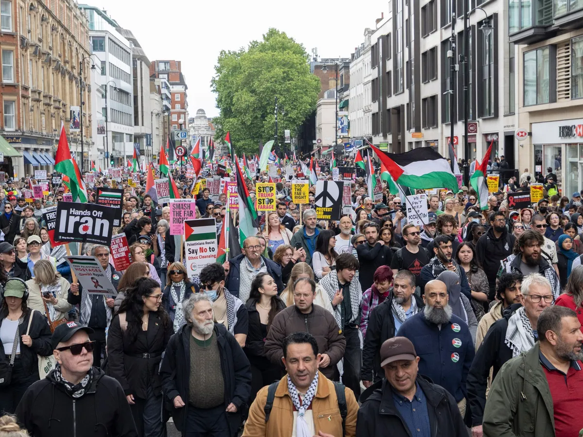 Tens of thousands march in London in far-right and pro-Palestine protests