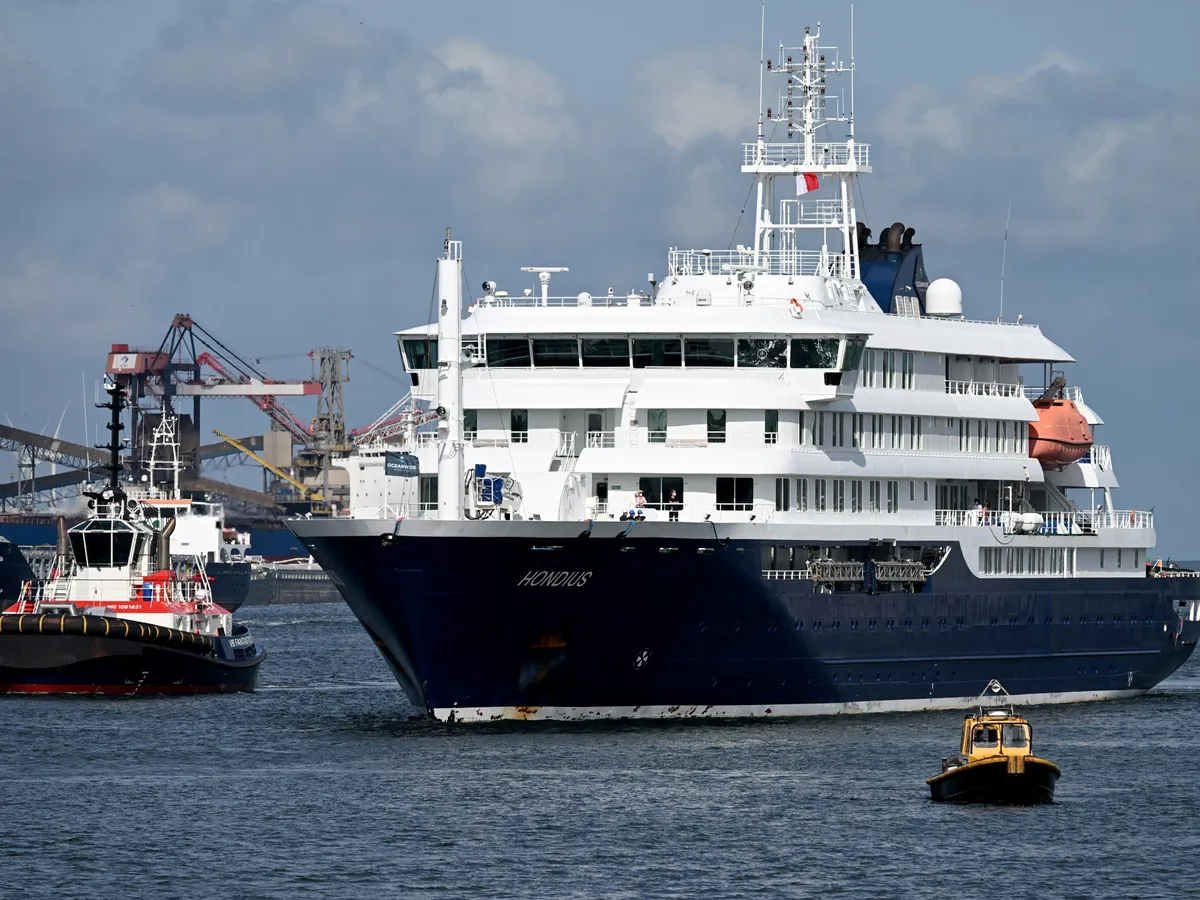 Hantavirus-hit cruise ship docks in the Netherlands