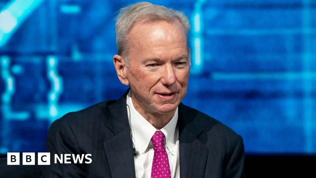 Former Google CEO Eric Schmidt booed by graduates at mention of AI