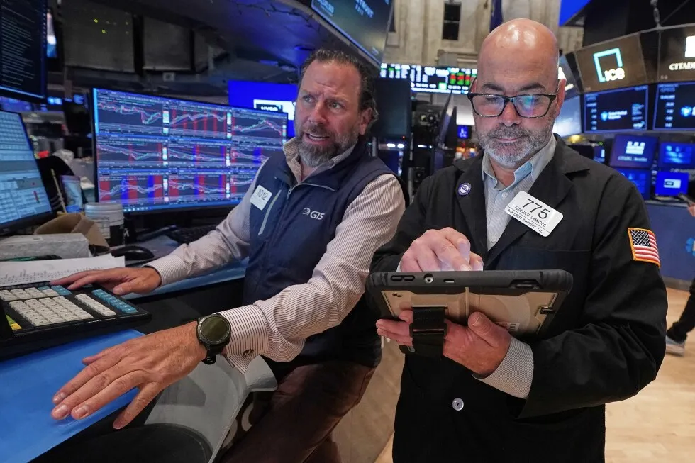 US stocks fall further from their records