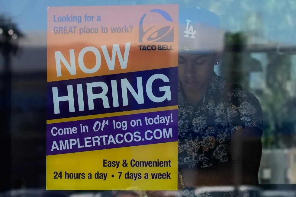 US jobless aid filings fell to 209,000 last week as layoffs remain low despite economic uncertainty
