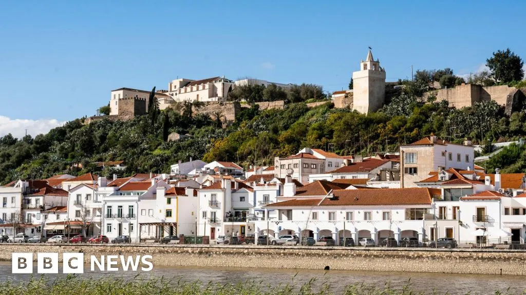 Pair arrested after boys abandoned by road in Portugal