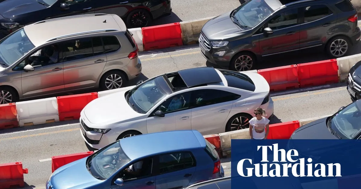 Britain braces for busy roads as May bank holiday temperatures set to pass 30C