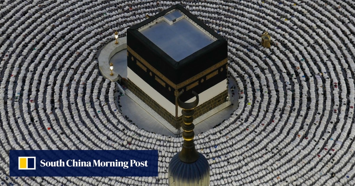 Muslims begin haj in sweltering heat and shadow of Middle East tensions