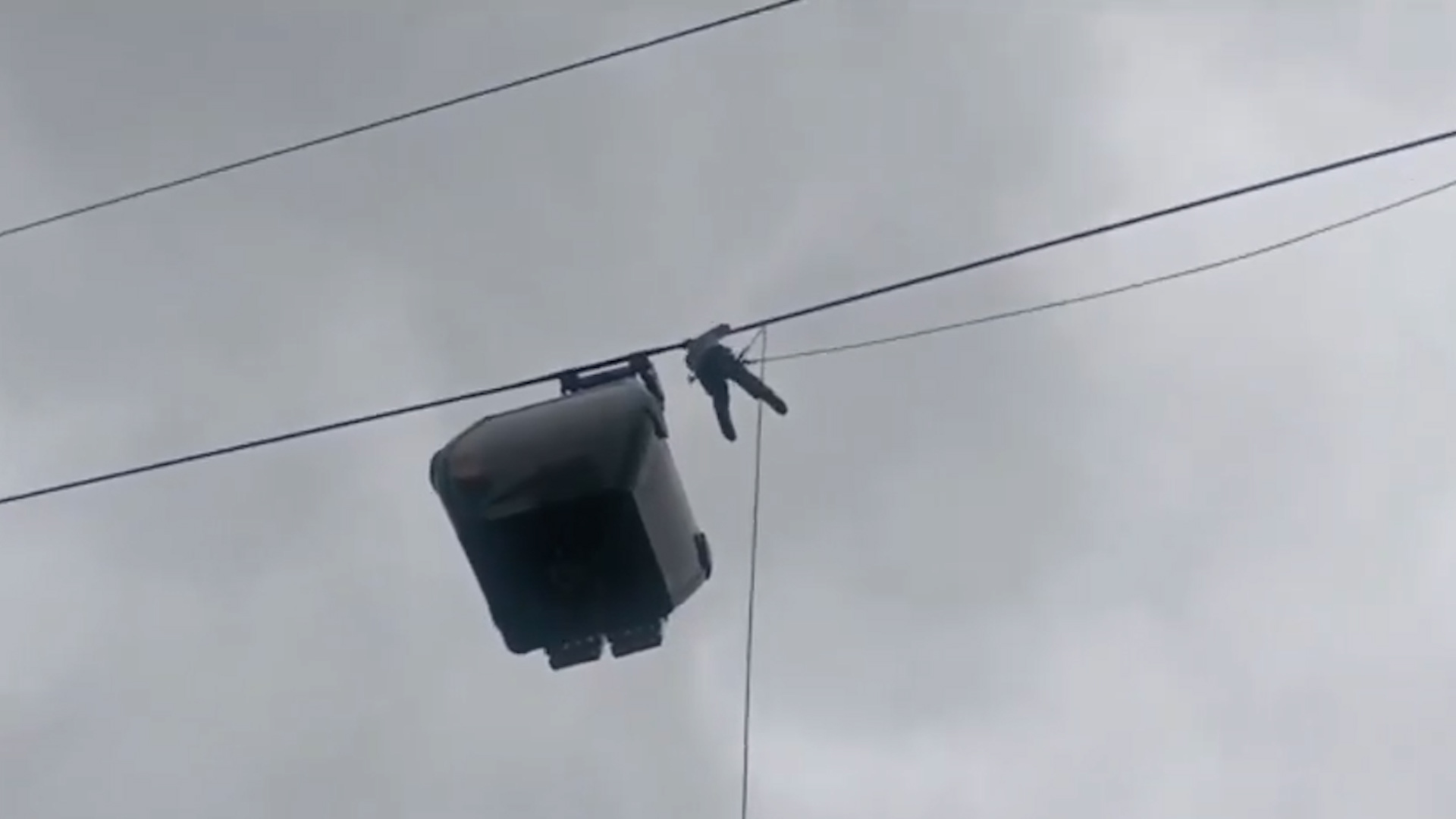 Nearly 300 tourists rescued after cable cars halt mid-air
