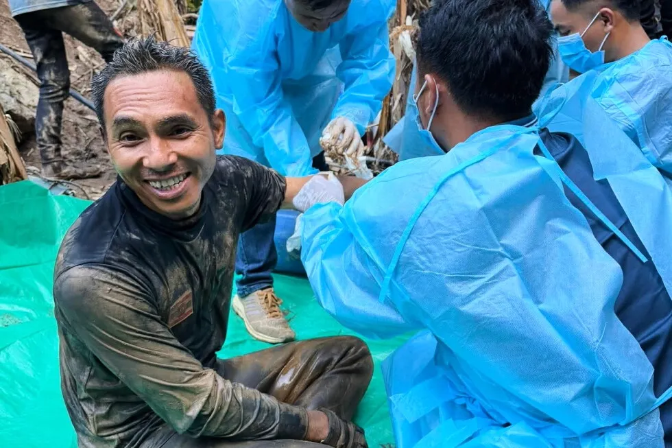 5 villagers missing in a flooded Laos cave for more than a week have been found alive, rescuers say