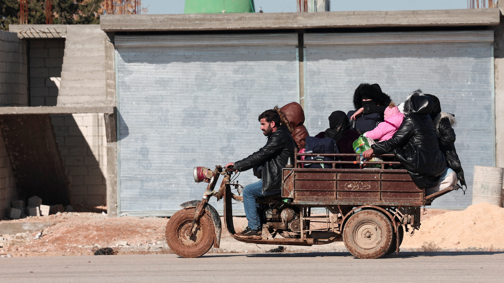 Syrians flee Aleppo as tensions rise with Kurdish-led SDF