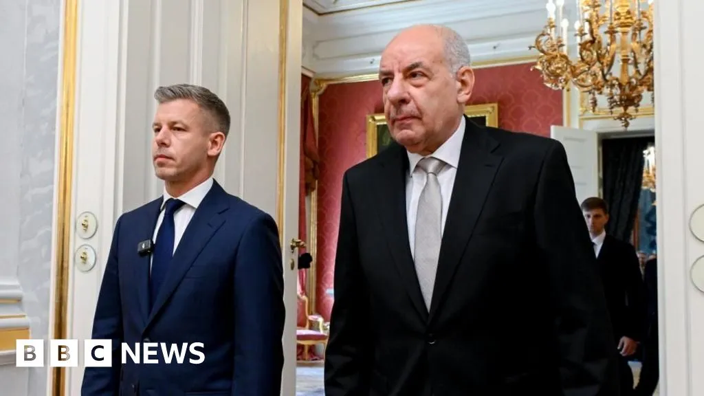 Hungarian PM threatens to oust Orbán-era president