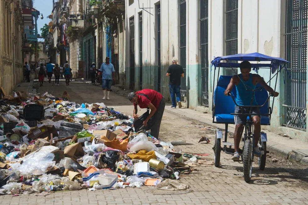 A garbage crisis engulfs Havana as fuel shortages stall trash pickup