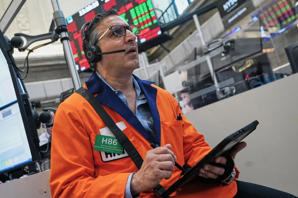 The Dow jumps 800 points as oil prices ease, but slumping AI stocks keep Wall Street in check