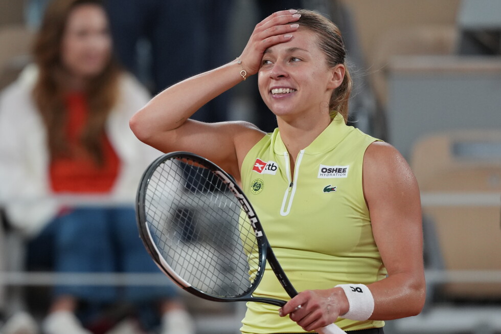 No handshake and no photo as Andreeva of Russia beats Kostyuk of Ukraine to reach French Open final