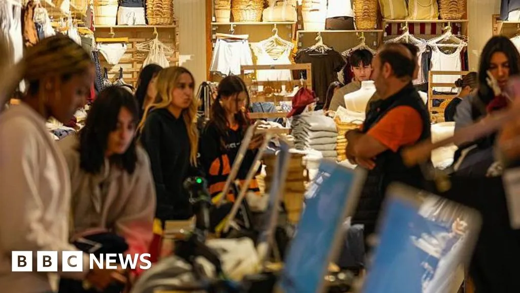 Why is this teen fashion brand closing its fitting rooms?