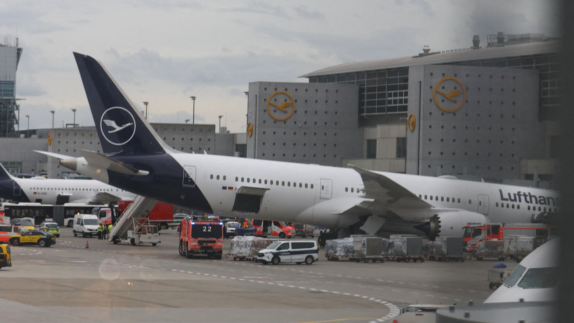 Lufthansa employees injured after Boeing 787 collapses in Frankfurt
