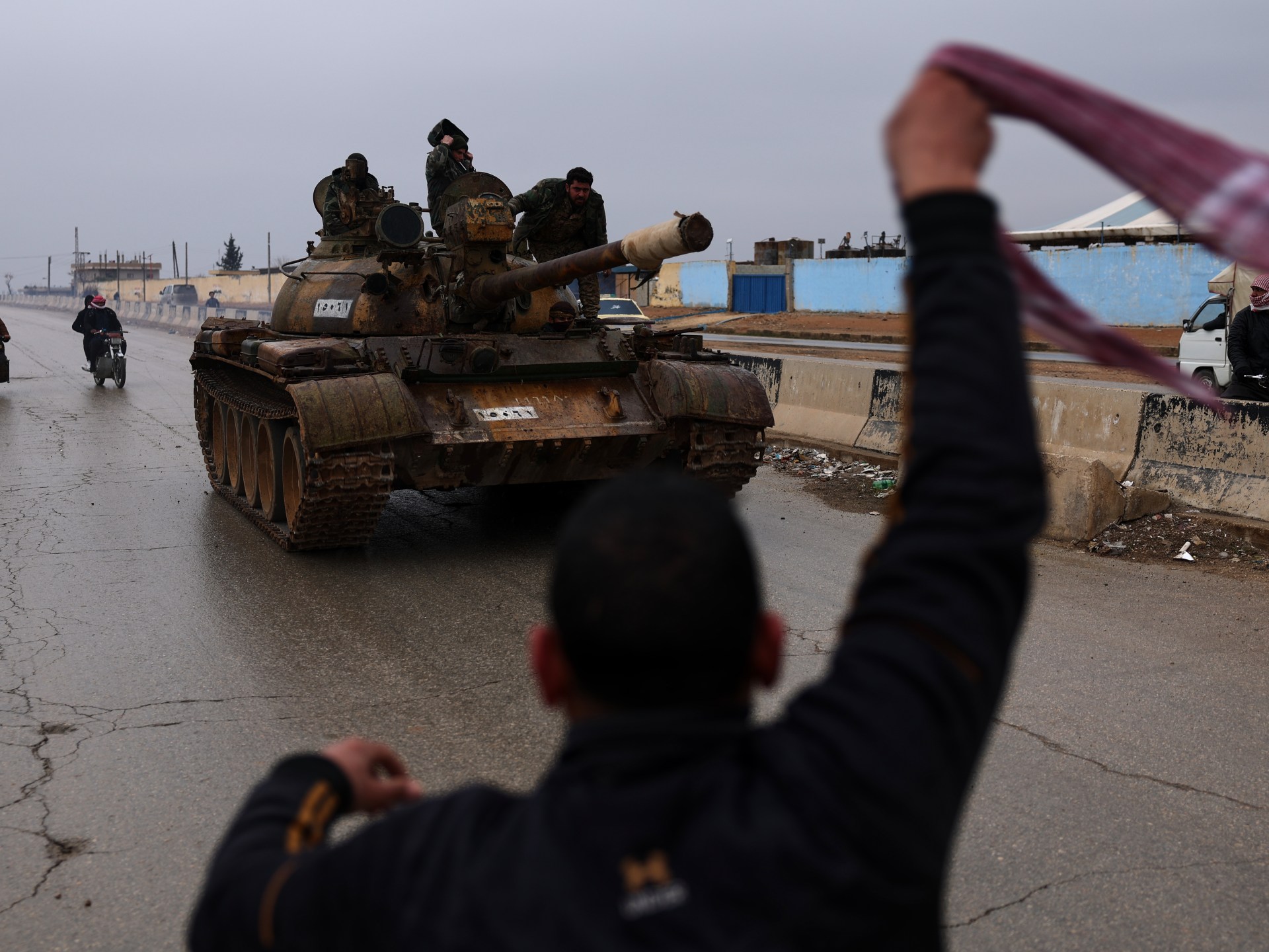 Syrian army takes control of east Aleppo towns as Kurdish fighters withdraw