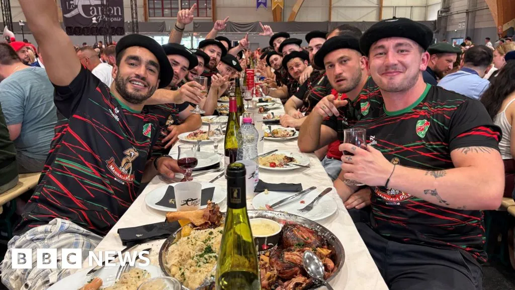 Giant banquets rile radical left in France