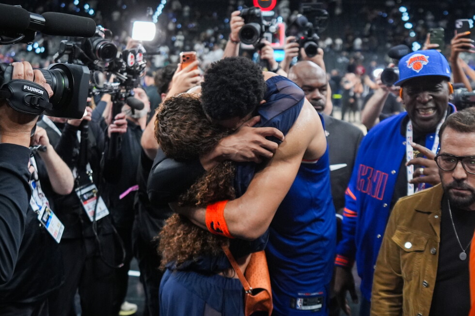 Wemby misses at the end, Knicks beat Spurs 105-104 for 2-0 lead in NBA Finals