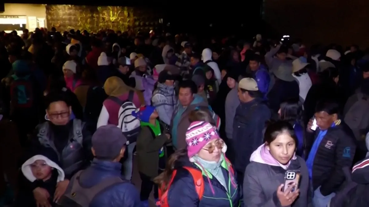Hundreds brave freezing weather in La Paz to line up for affordable food
