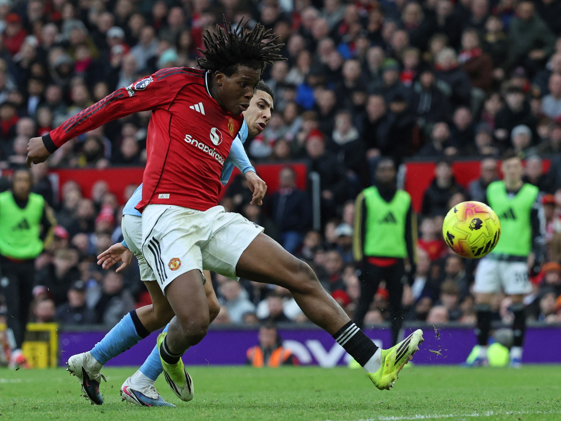 Carrick off to perfect start as United beat City 2-0 in Manchester derby