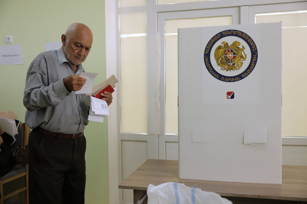 Armenians go to the polls under Russian pressure aimed at preventing a drift toward West