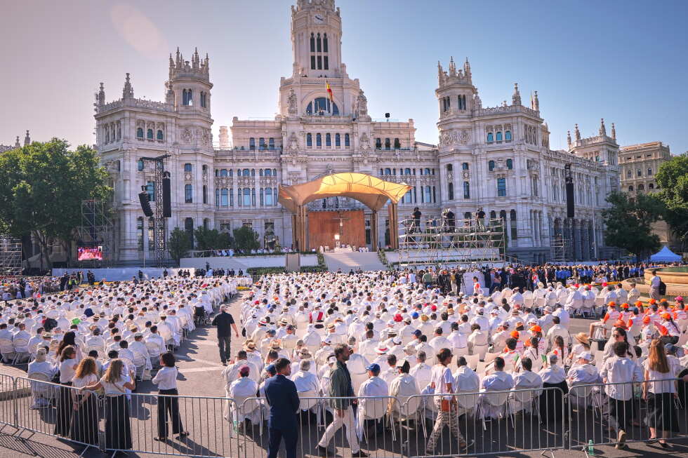 1 million turn out for pope’s Mass in Spain and iconic procession along flower-carpeted route