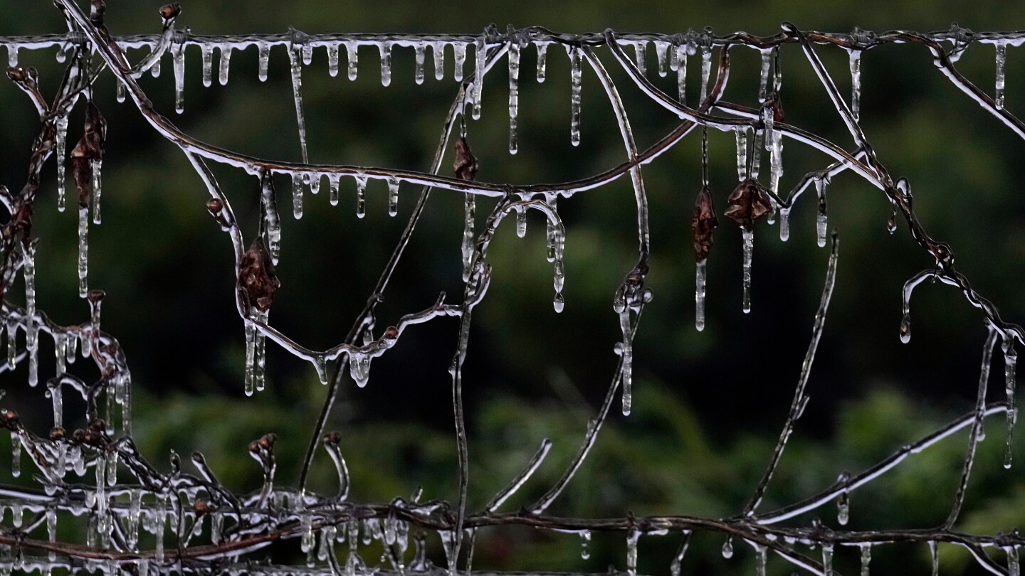 Blast of winter weather hits Midwest and East Coast and could bring snow to Florida