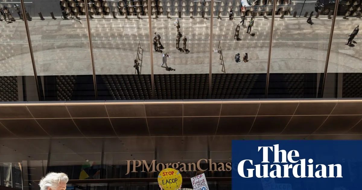 World’s largest banks pledged $906bn to fossil fuel companies in ‘unfathomable’ increase in 2025, report finds