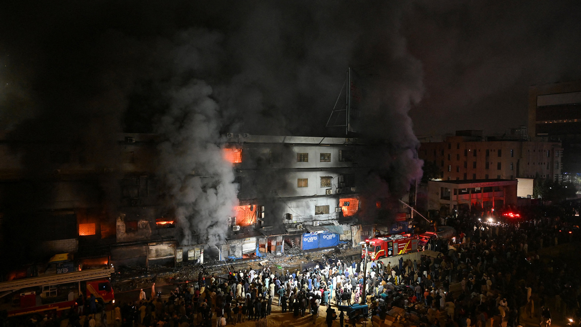 Deadly fire rips through Karachi shopping mall