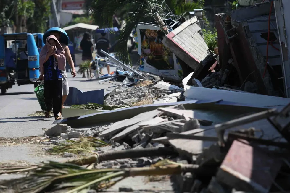 Philippine town seeks immediate airlift of food to ease hunger in quake-hit villages