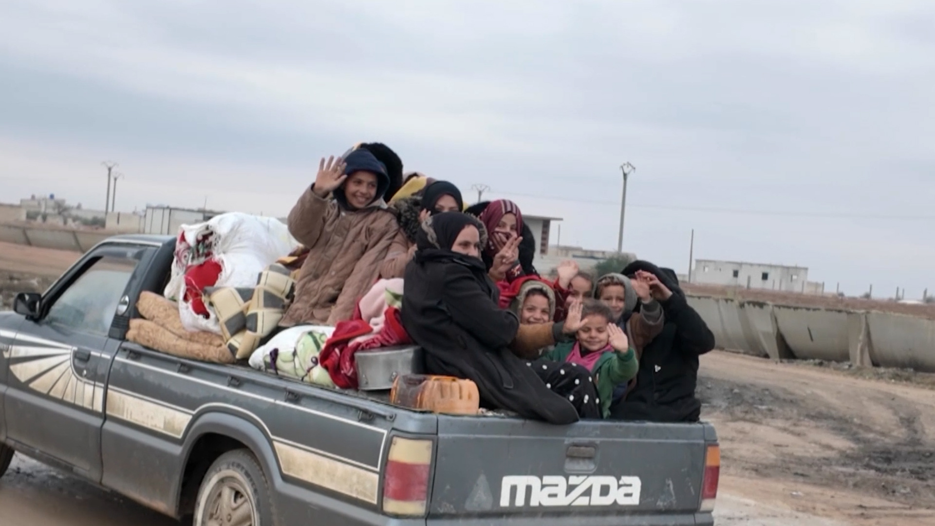 Video: Residents in Deir Hafer celebrate after Syrian army pushes out SDF