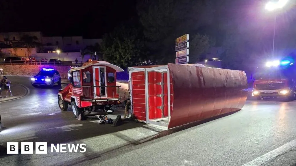 Tourist train overturns and injures 17 during Cártama tapas festival