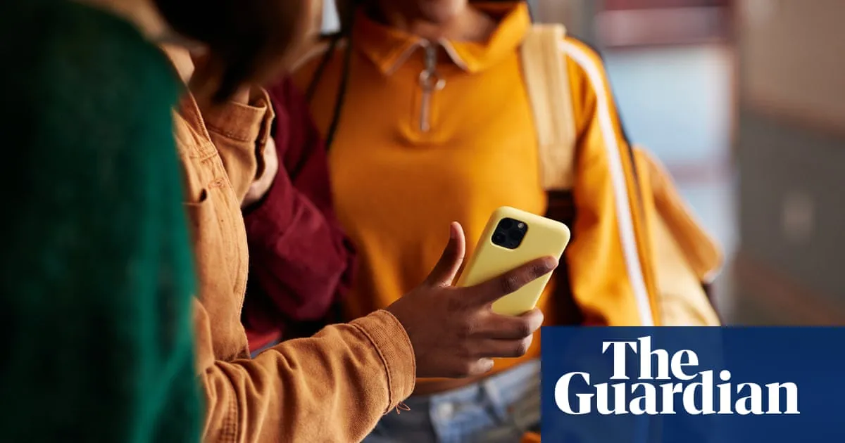 Starmer to announce ‘Australia plus’ ban on social media for under-16s