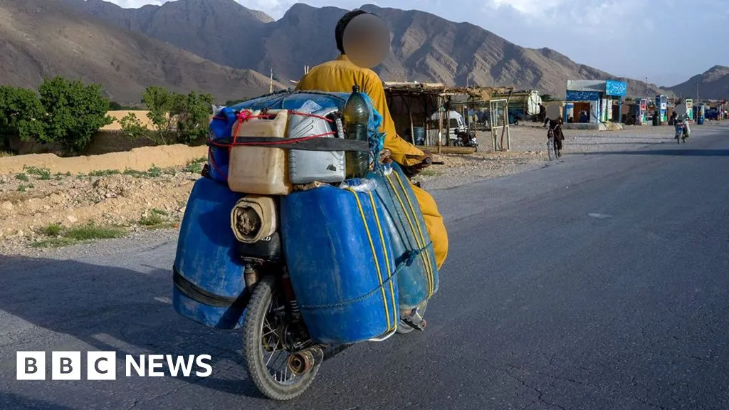 The bikers battling extreme heat and armed conflict to smuggle Iranian fuel to Pakistan