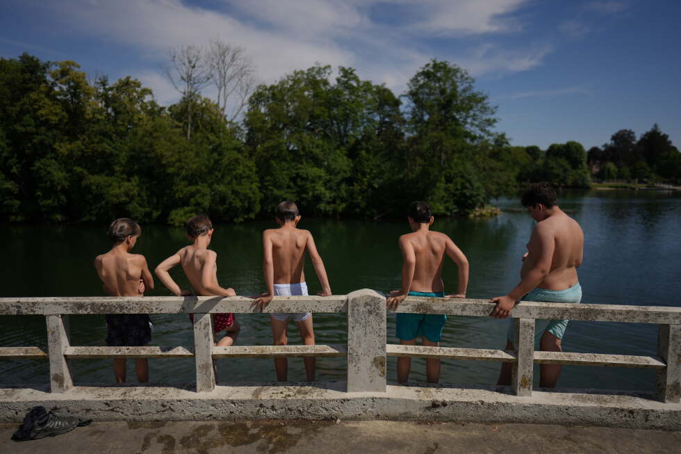 France restricts public alcohol consumption and outdoor sports as heat wave bakes parts of Europe