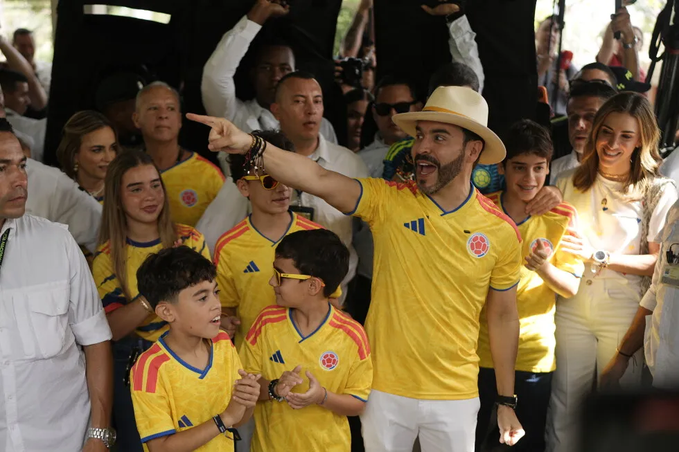 Trump-endorsed de la Espriella holds slim lead in Colombia’s election as his rival challenges vote