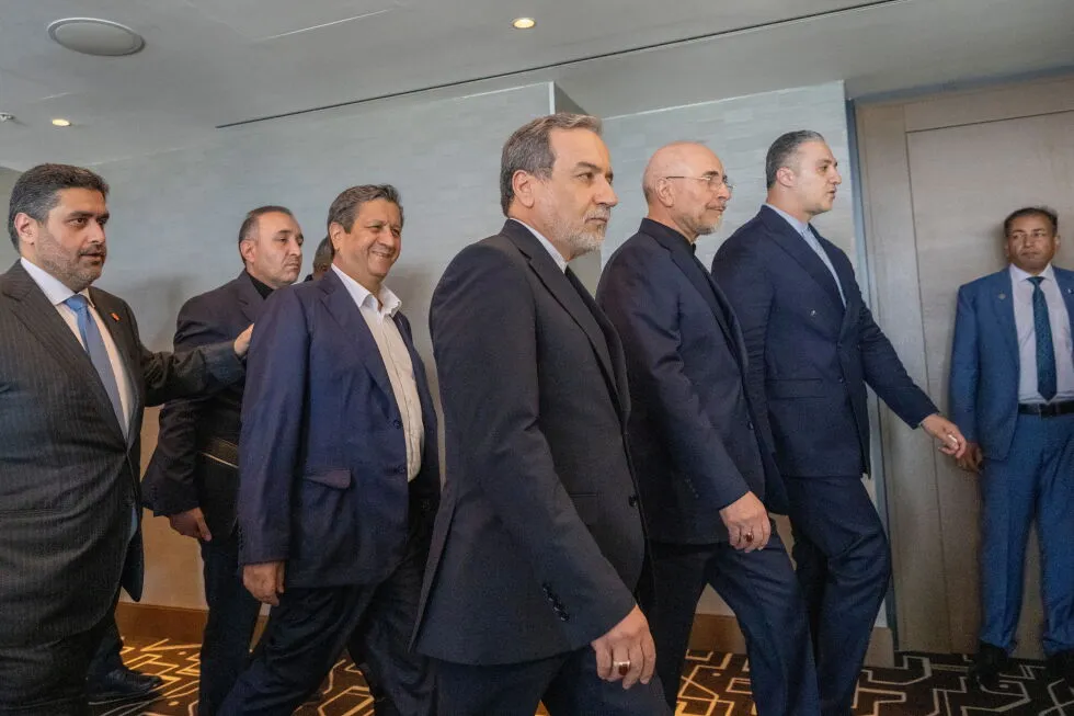US, Iranian negotiators enter 2nd day of talks after rough start