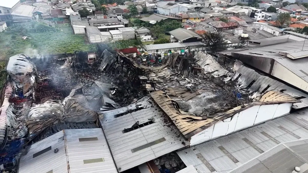 Massive fire rips through Indonesia sandal factory