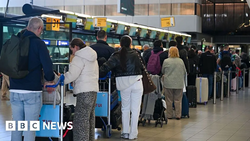 Why are there holiday delay warnings over the EU's new border system?