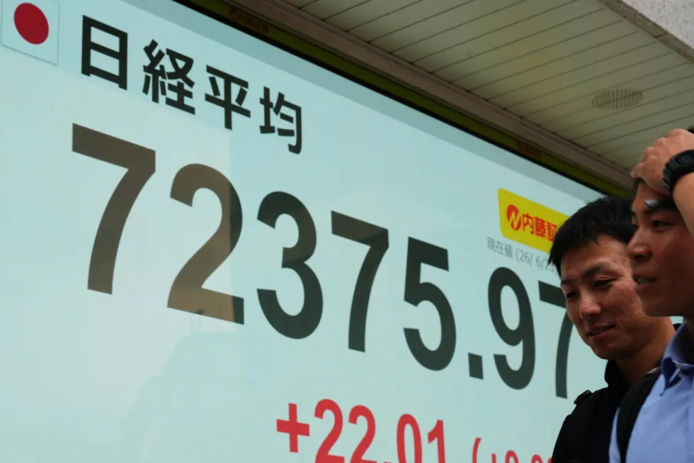 Rebound in tech shares pushes Asian shares higher, while oil prices fall
